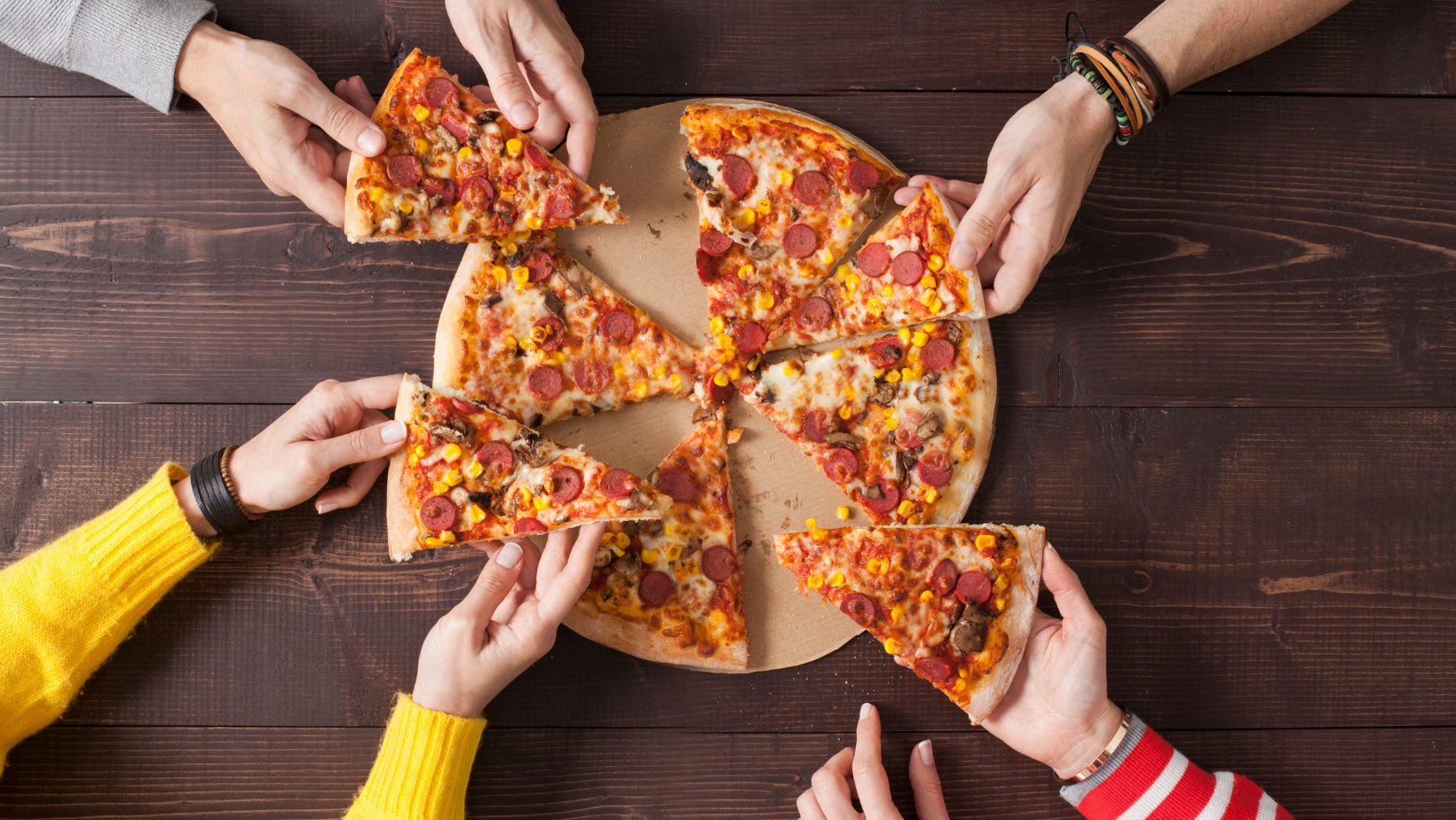 Children eating pizza